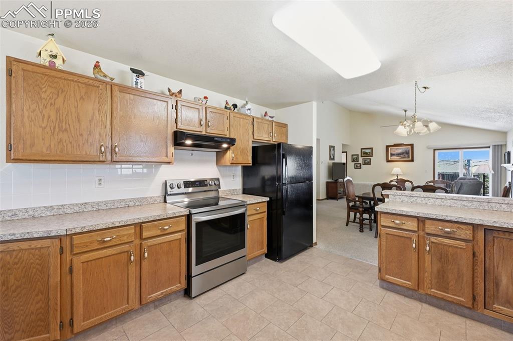 Image 14 of 32: Kitchen