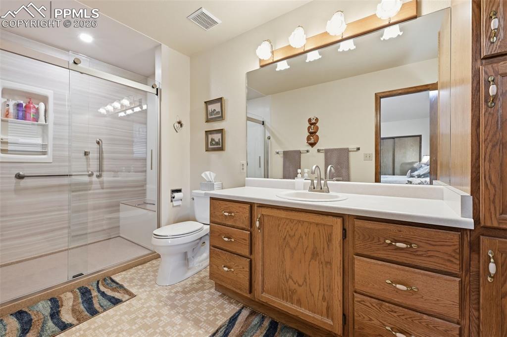 Image 21 of 32: Bathroom