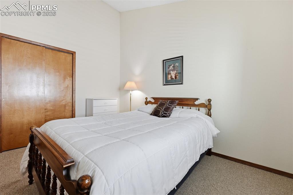 Image 23 of 32: Bedroom