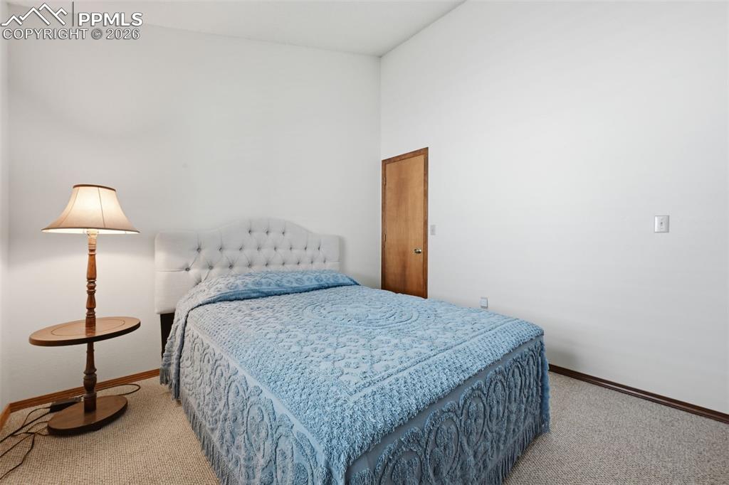 Image 25 of 32: Bedroom