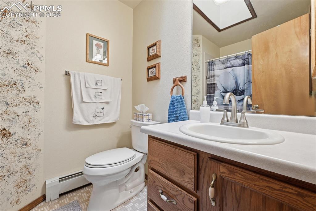 Image 26 of 32: Bathroom