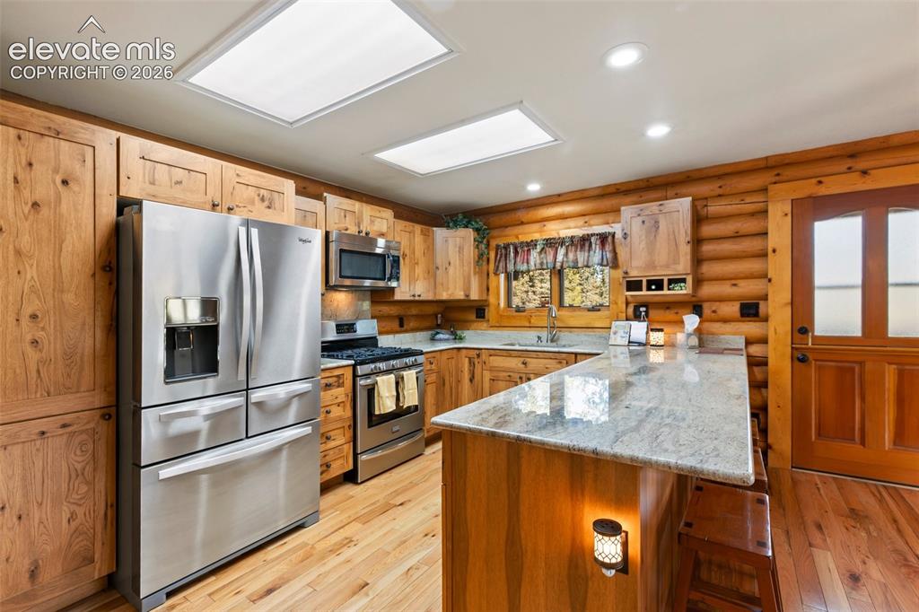 Image 13 of 37: Kitchen