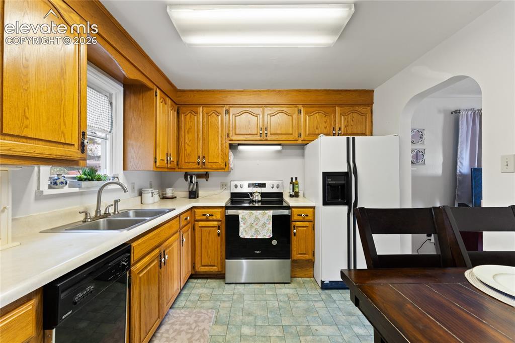 Image 10 of 22: Kitchen