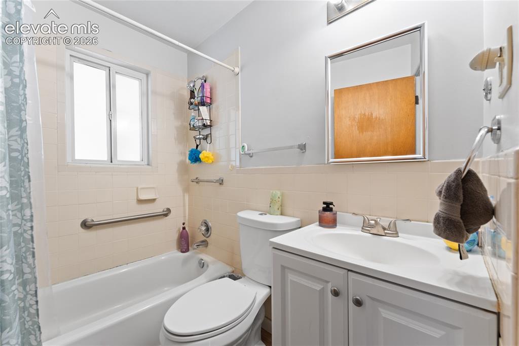 Image 7 of 22: Bathroom
