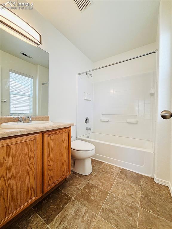 Image 18 of 24: Bathroom