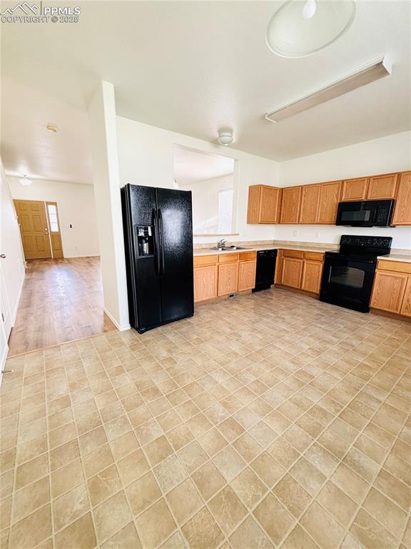 Image 9 of 24: Kitchen