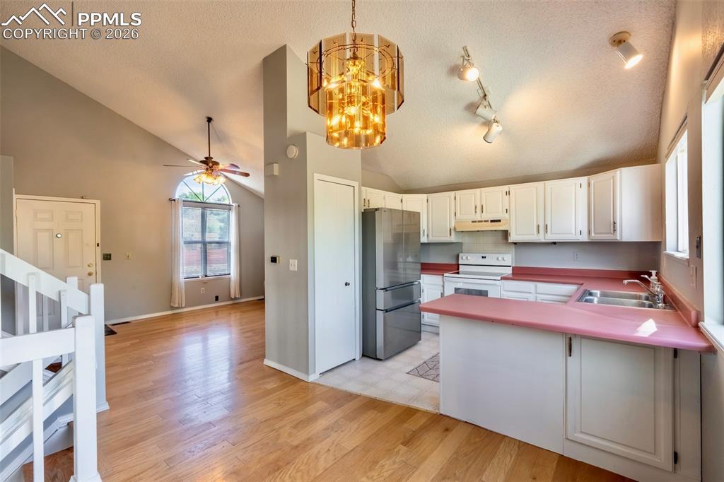 Image 7 of 38: Kitchen