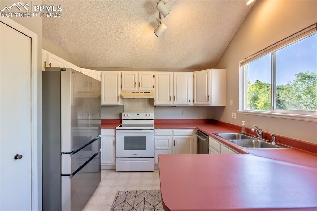 Image 8 of 38: Kitchen