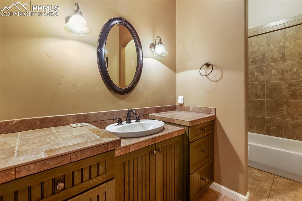 Image 21 of 44: Bathroom