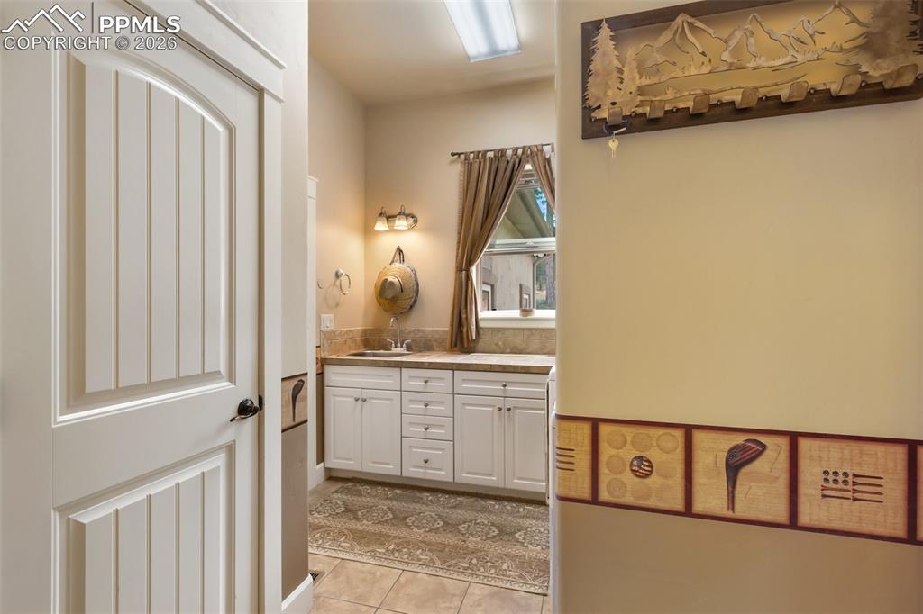 Image 22 of 44: Laundry / mud room