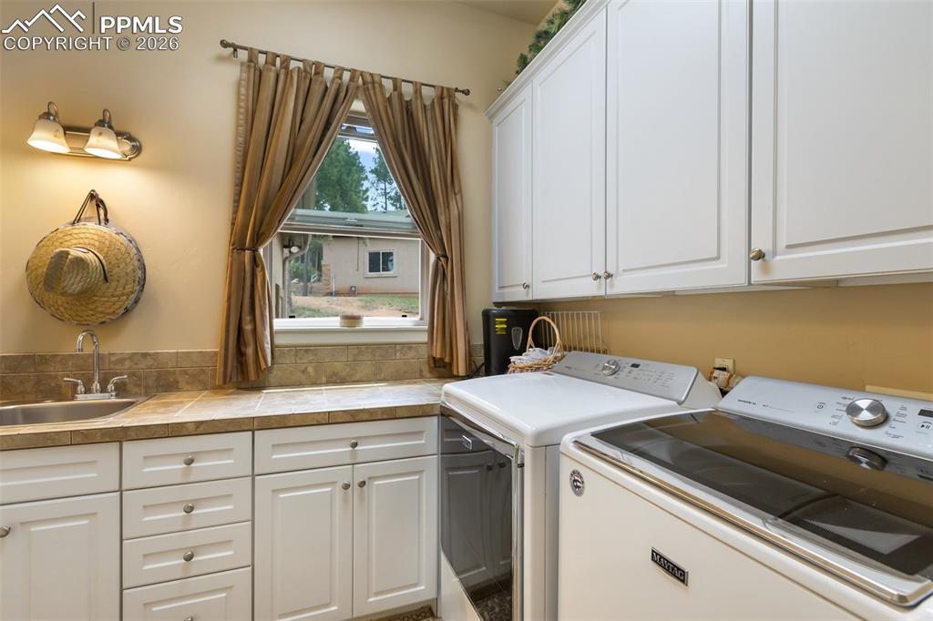 Image 23 of 44: Laundry / mud room