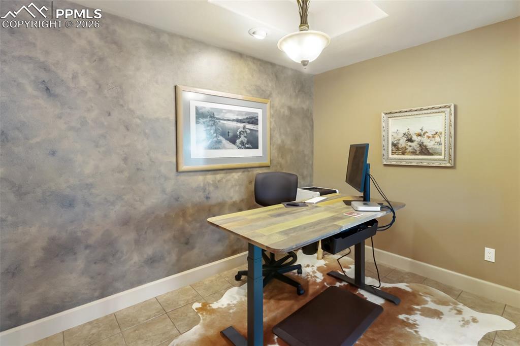 Image 32 of 44: Office space