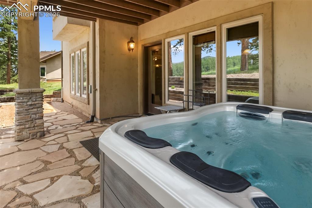 Image 33 of 44: Walk out hot tub