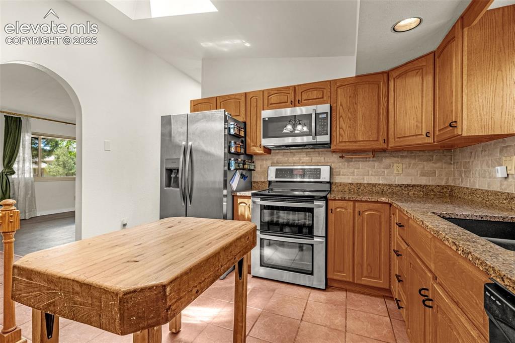 Image 11 of 45: Double ovens, endless possibilities