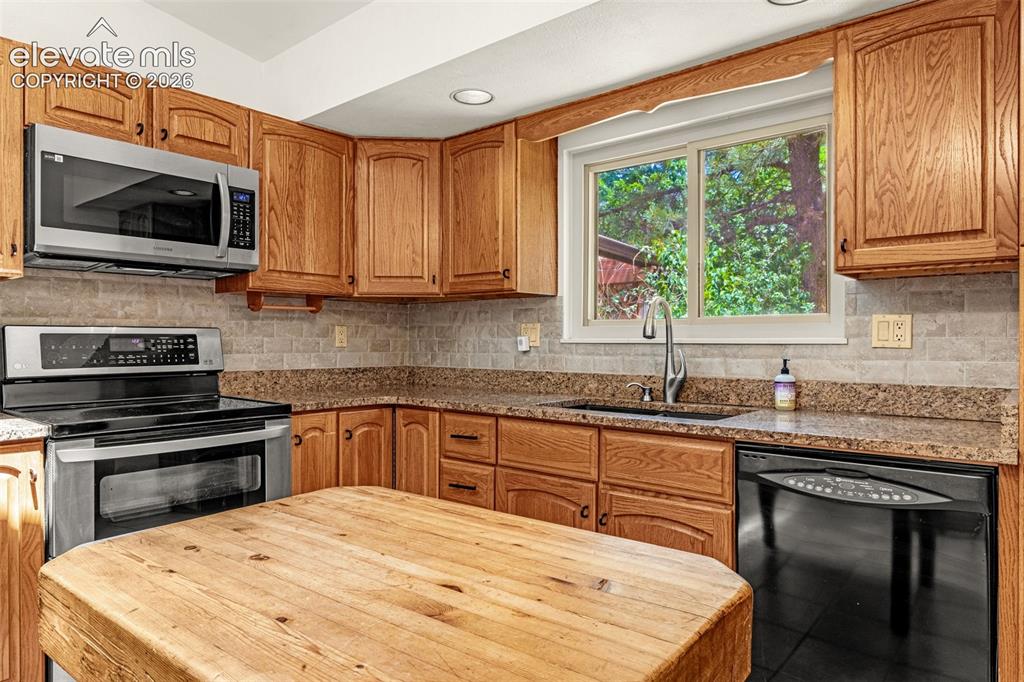 Image 12 of 45: Kitchen