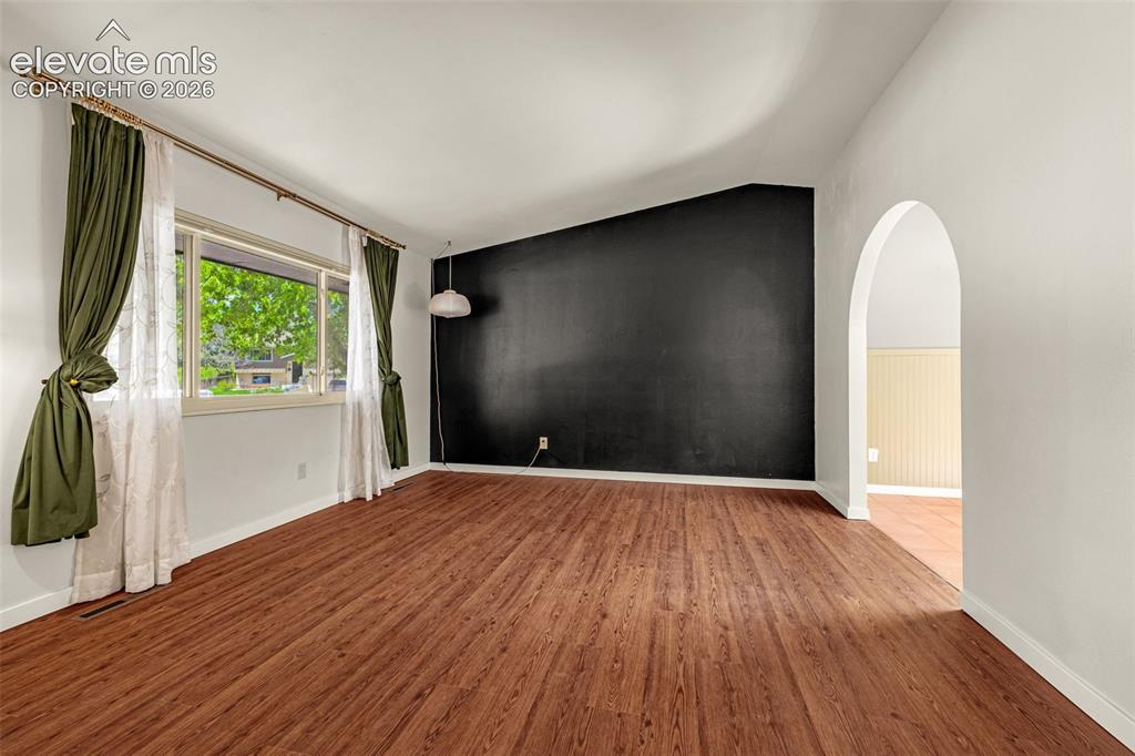 Image 5 of 45: Dramatic ceilings, warm finishes