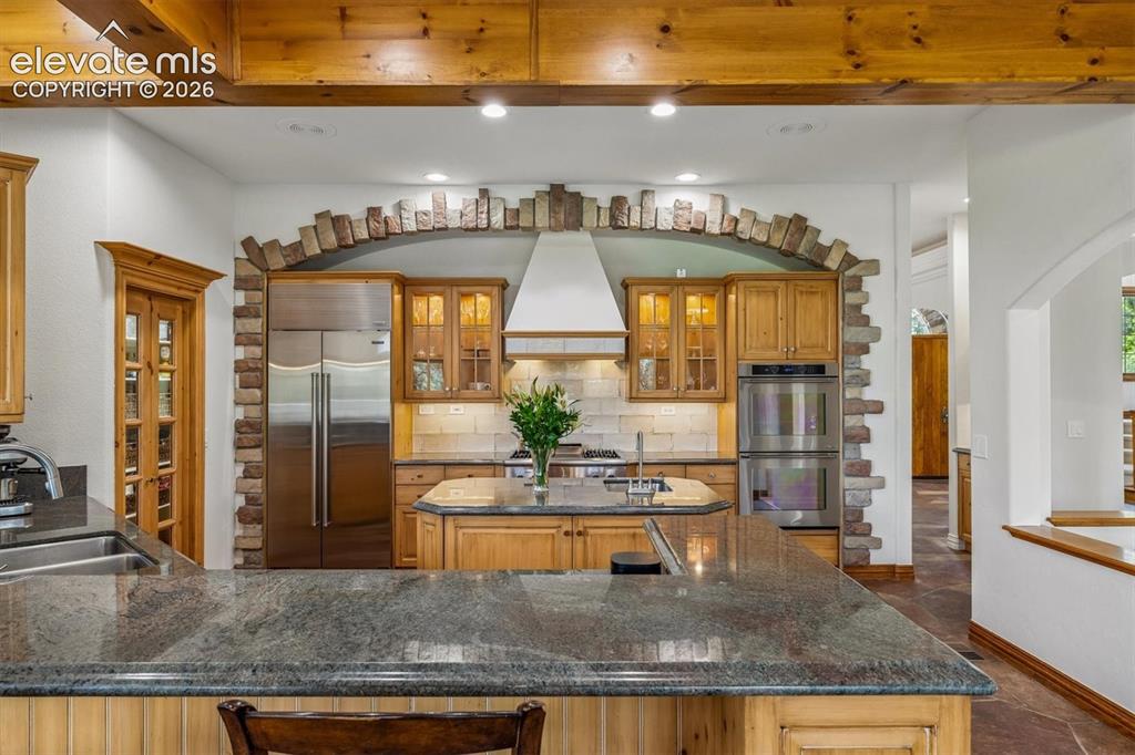 Image 10 of 50: Kitchen