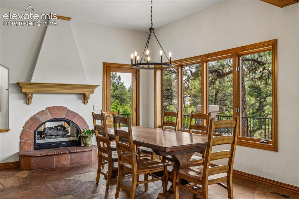 Image 11 of 50: Dining Area