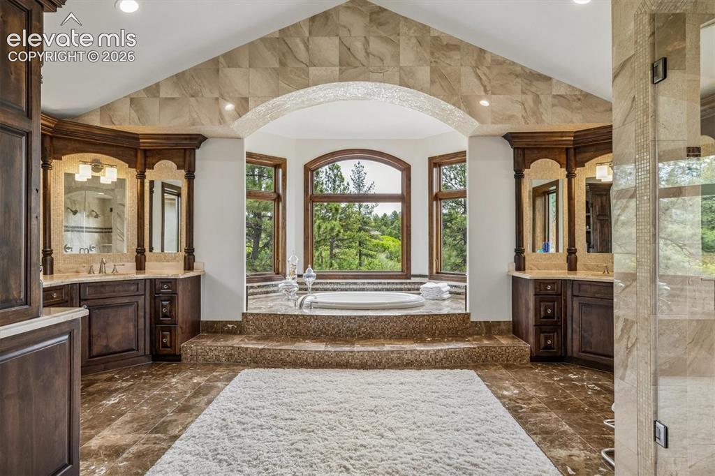 Image 19 of 50: Bathroom