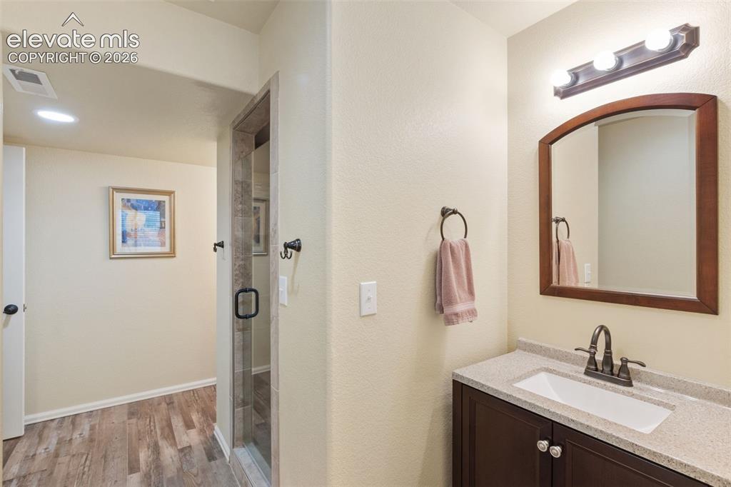 Image 33 of 48: Bathroom