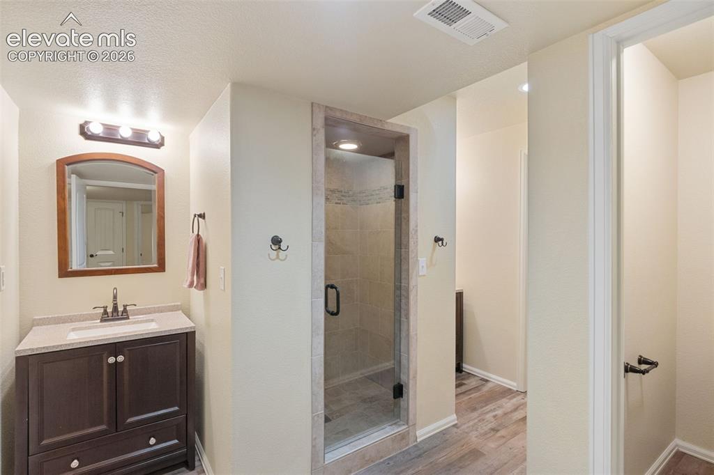 Image 34 of 48: Bathroom
