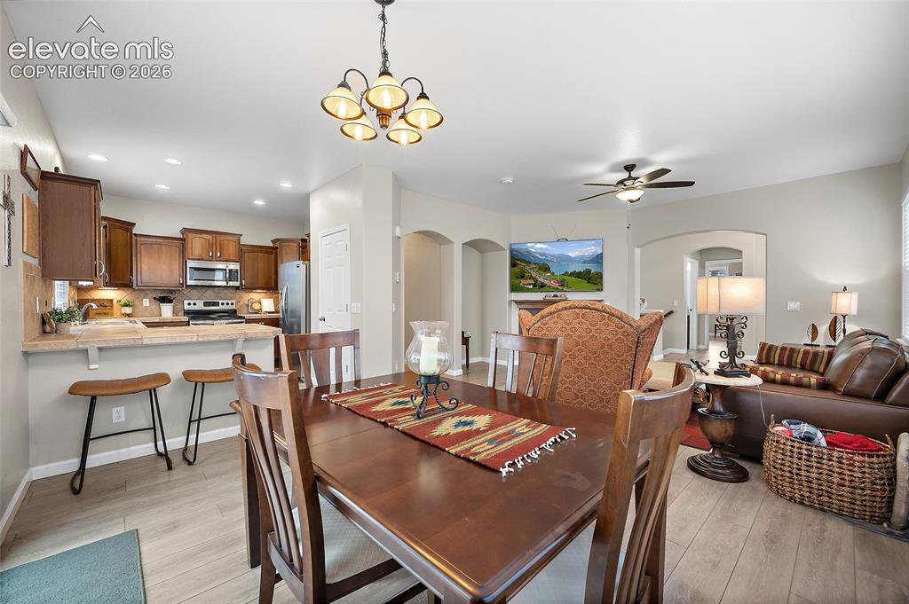 Image 13 of 45: Dining Area