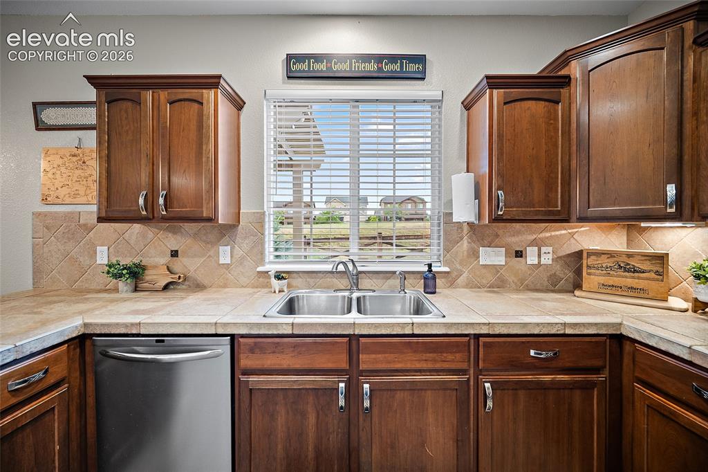 Image 17 of 45: Kitchen