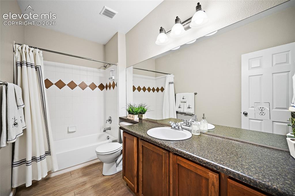 Image 33 of 45: Bathroom