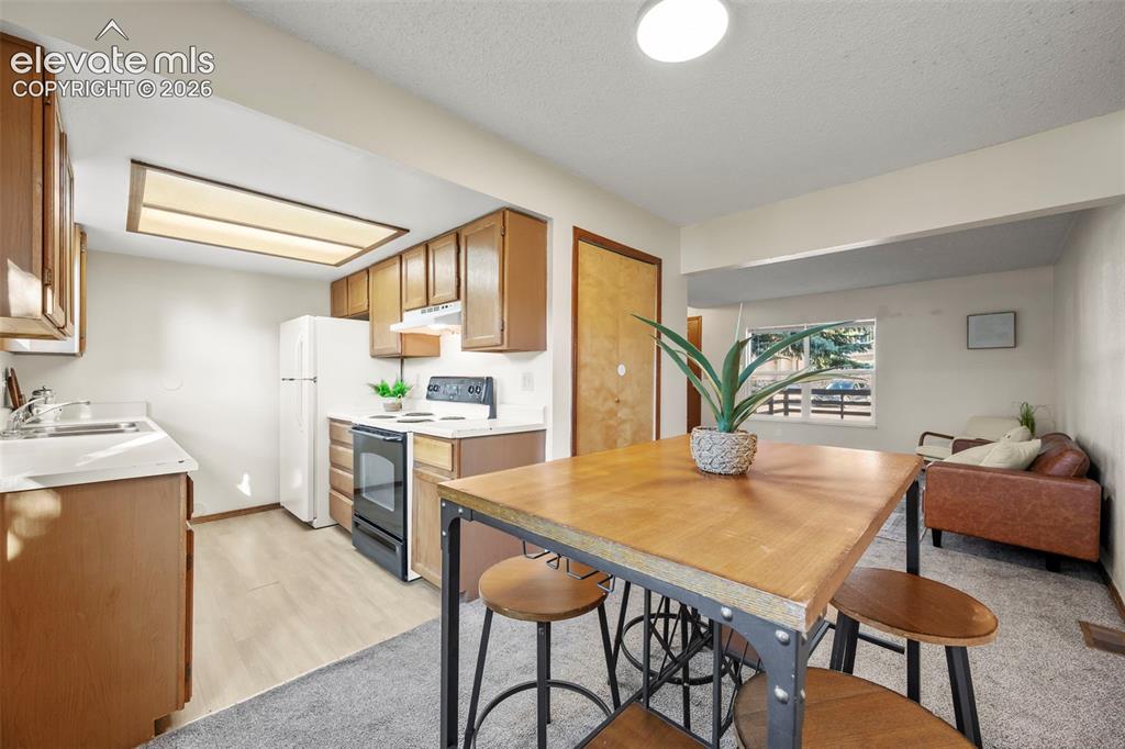 Image 10 of 27: Ground floor kitchen
