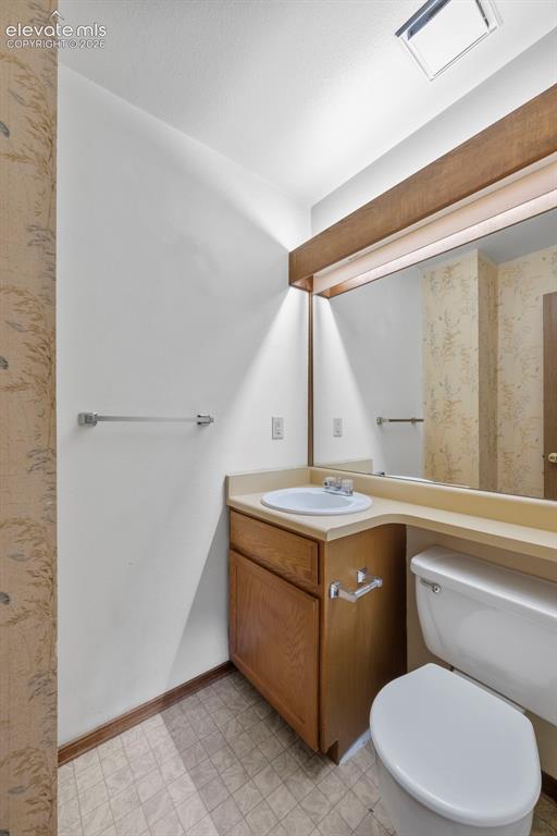 Image 13 of 27: Ground floor half bathroom