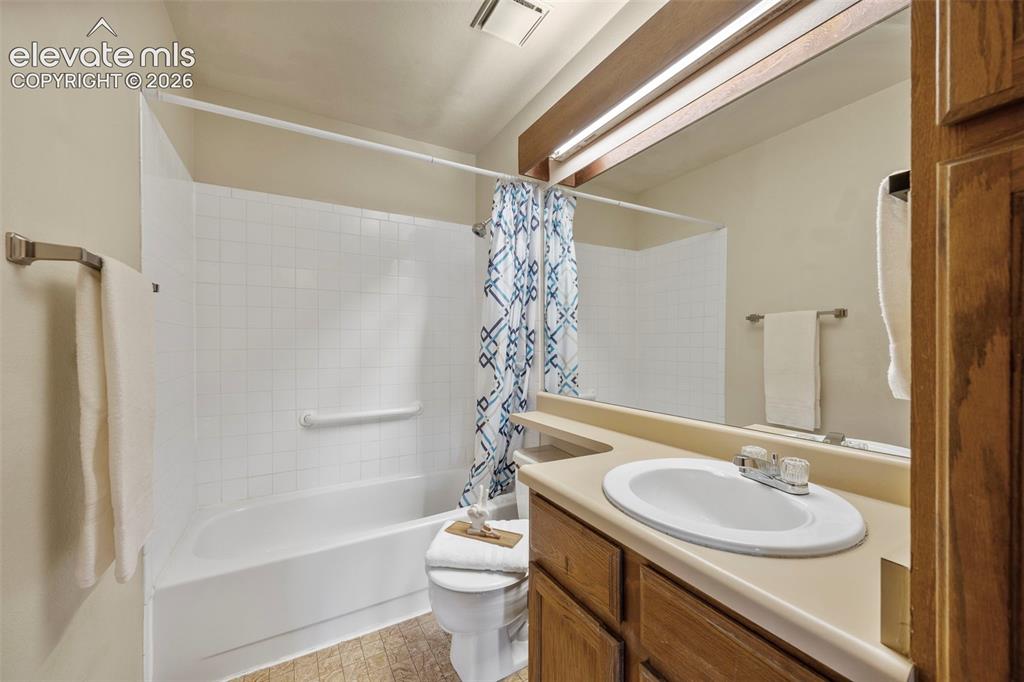Image 18 of 27: Upper level full bathroom