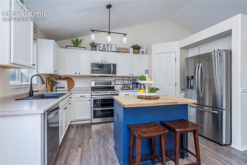 Image 10 of 50: Kitchen