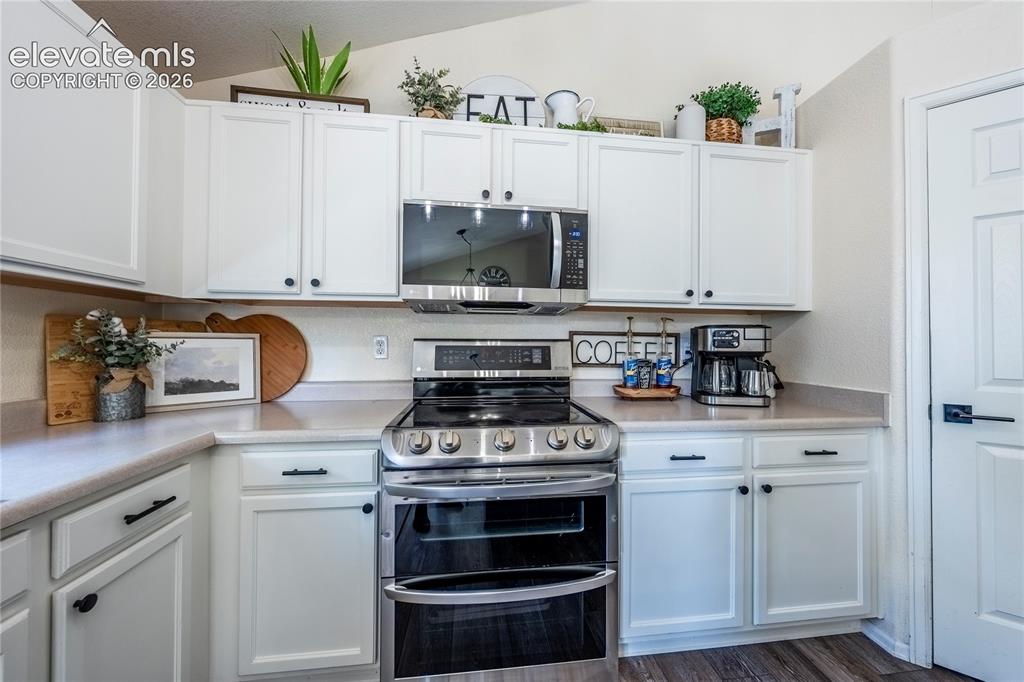 Image 11 of 50: Kitchen