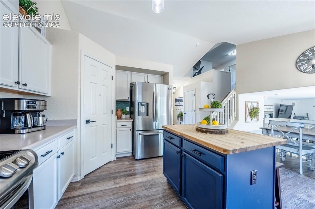 Image 12 of 50: Kitchen