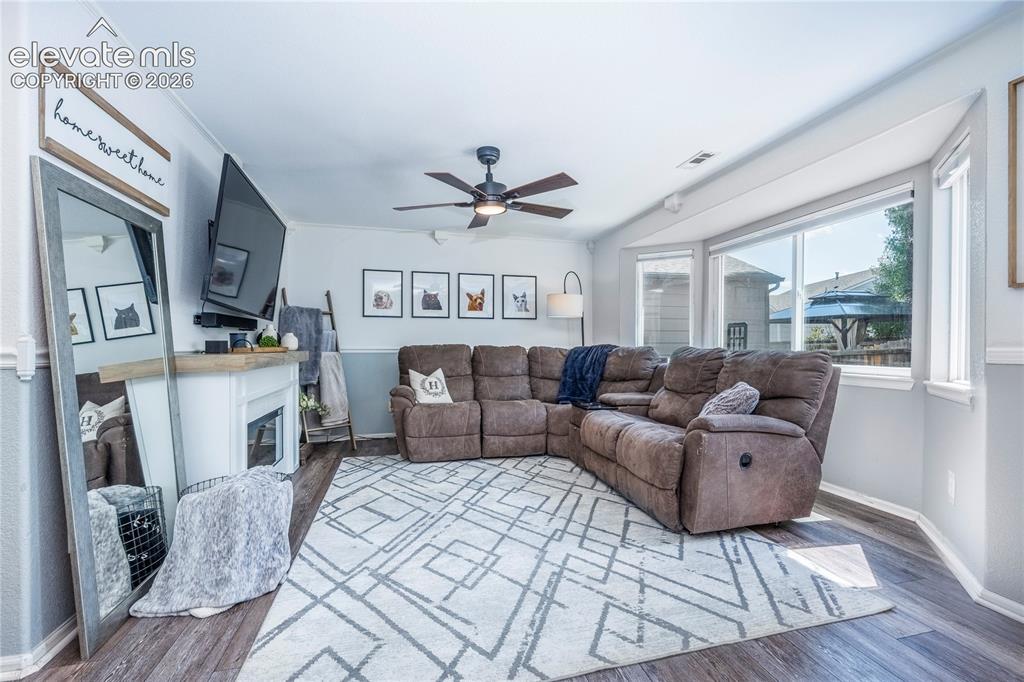 Image 15 of 50: Living Room