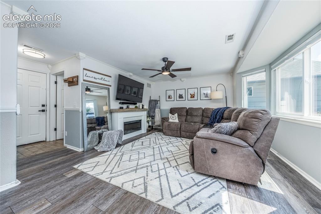 Image 16 of 50: Living Room