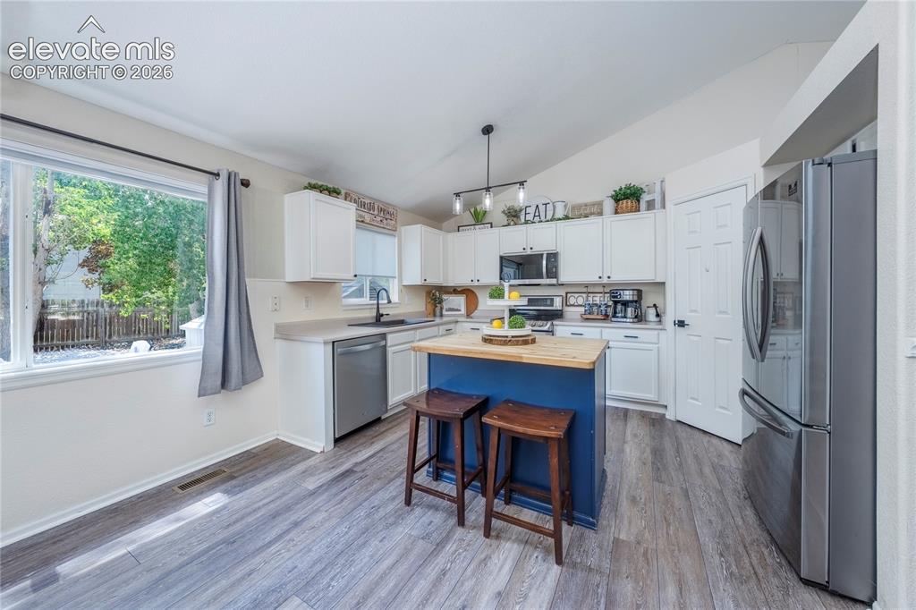 Image 8 of 50: Kitchen