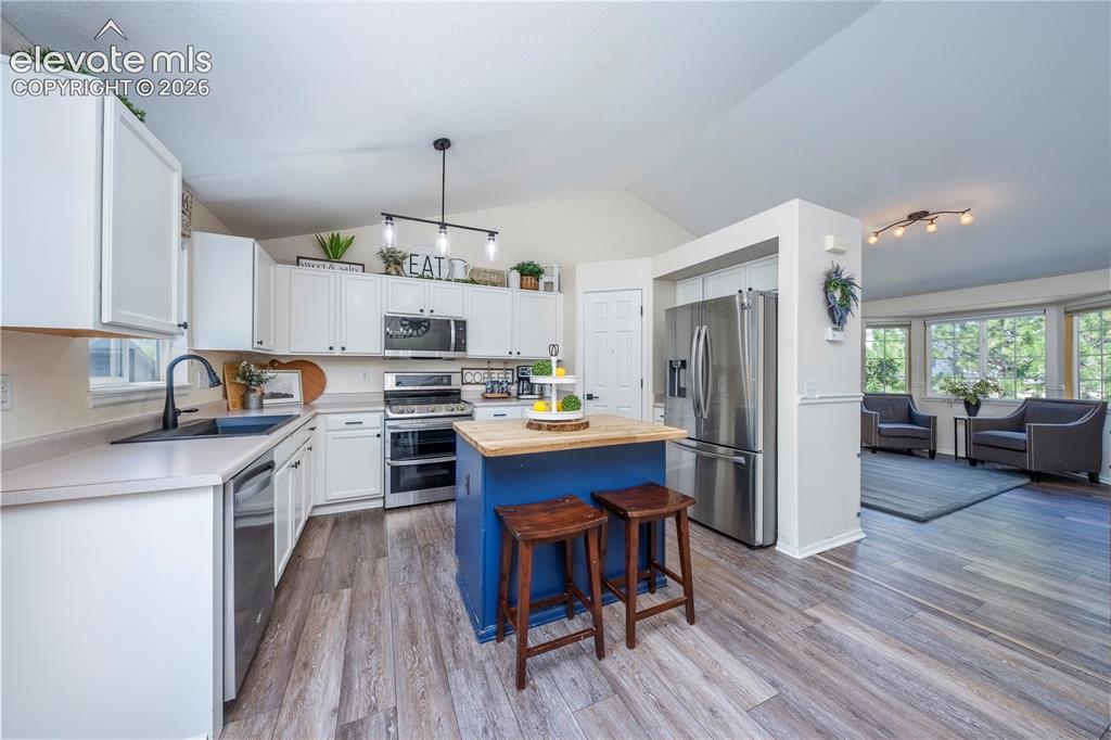 Image 9 of 50: Kitchen