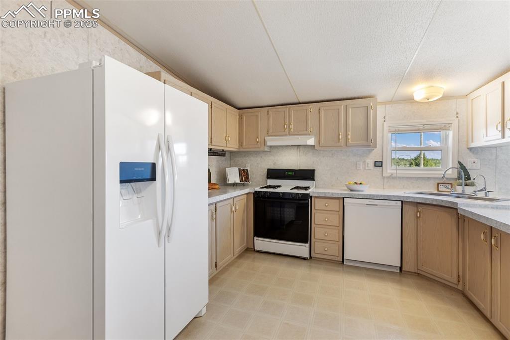 Image 14 of 48: Kitchen