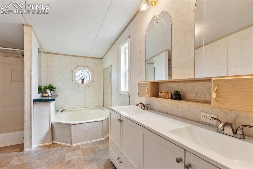 Image 19 of 48: Bathroom