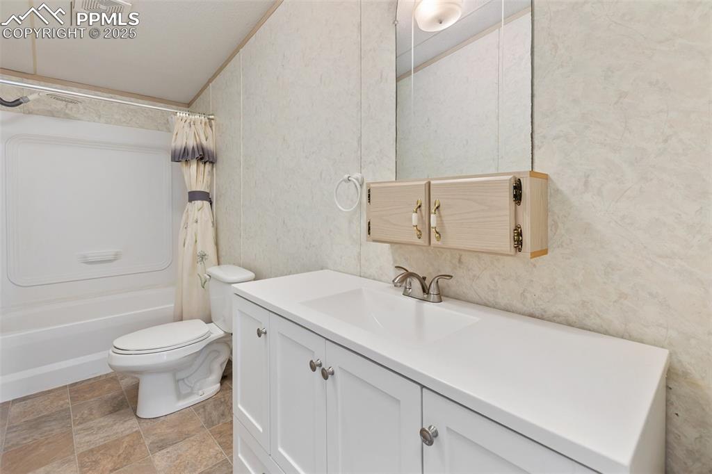 Image 20 of 48: Bathroom