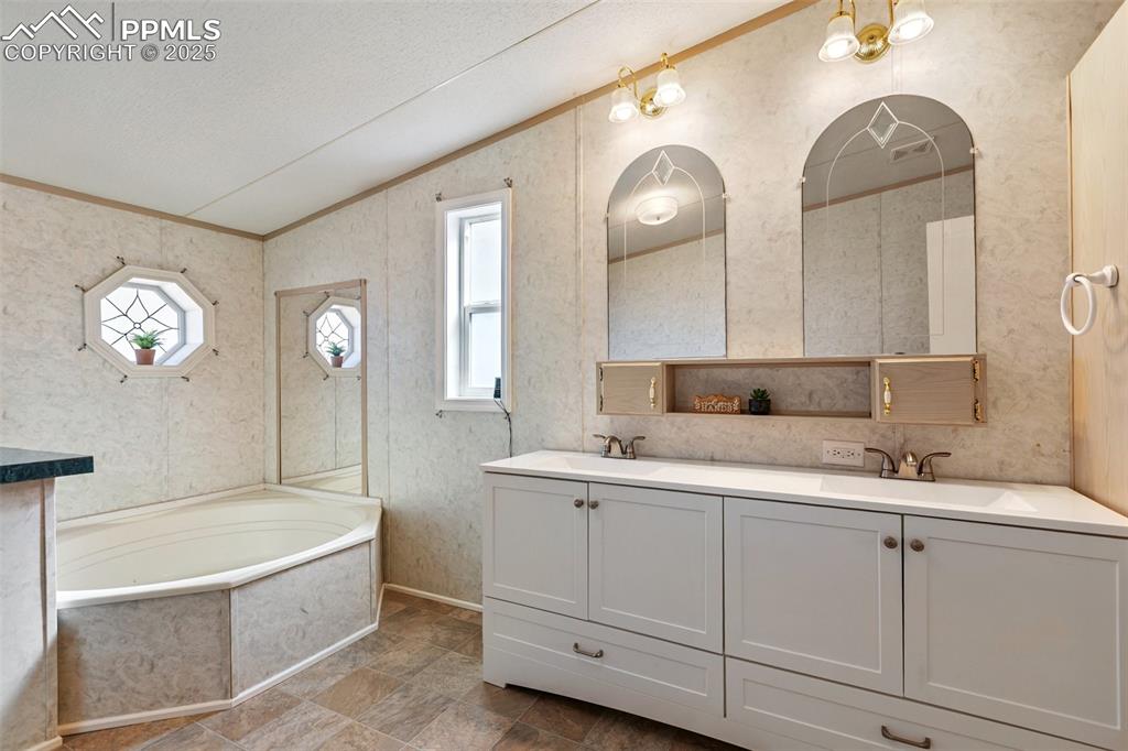 Image 21 of 48: Bathroom