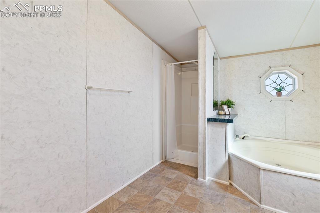 Image 22 of 48: Bathroom