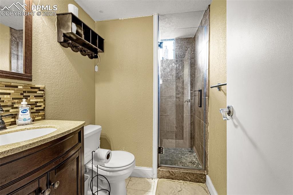 Image 18 of 23: Bathroom