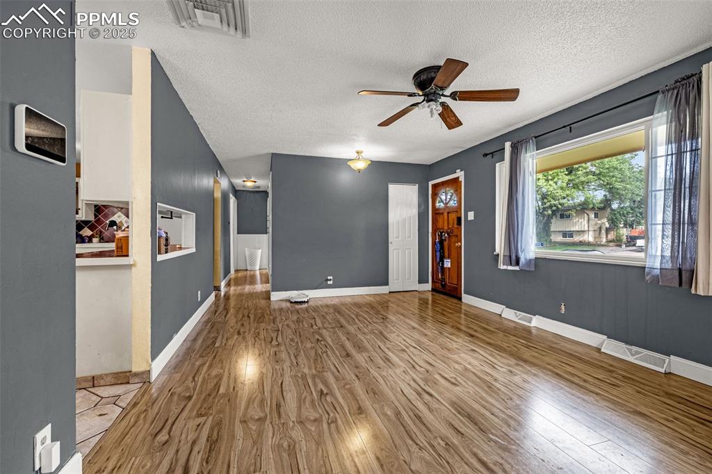 Image 21 of 23: Living Room