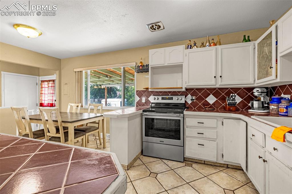 Image 5 of 23: Kitchen