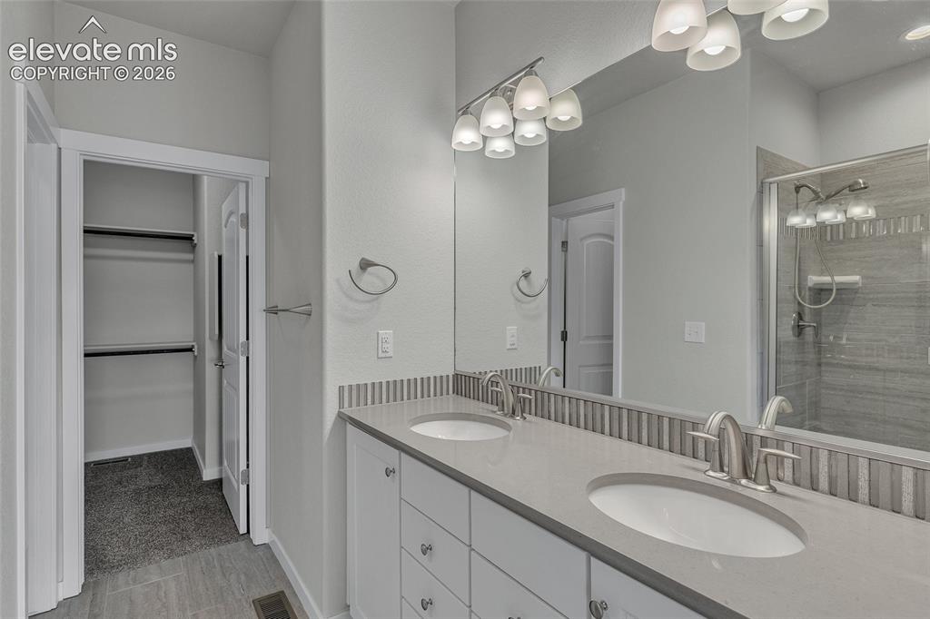 Image 18 of 40: Bathroom