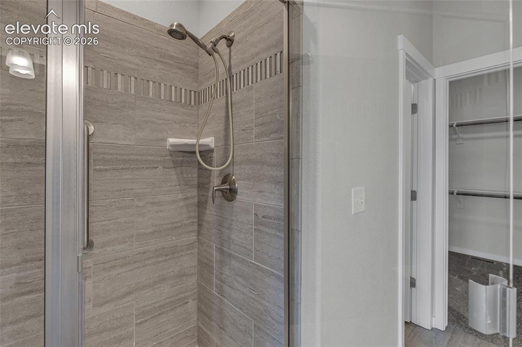 Image 19 of 40: Bathroom