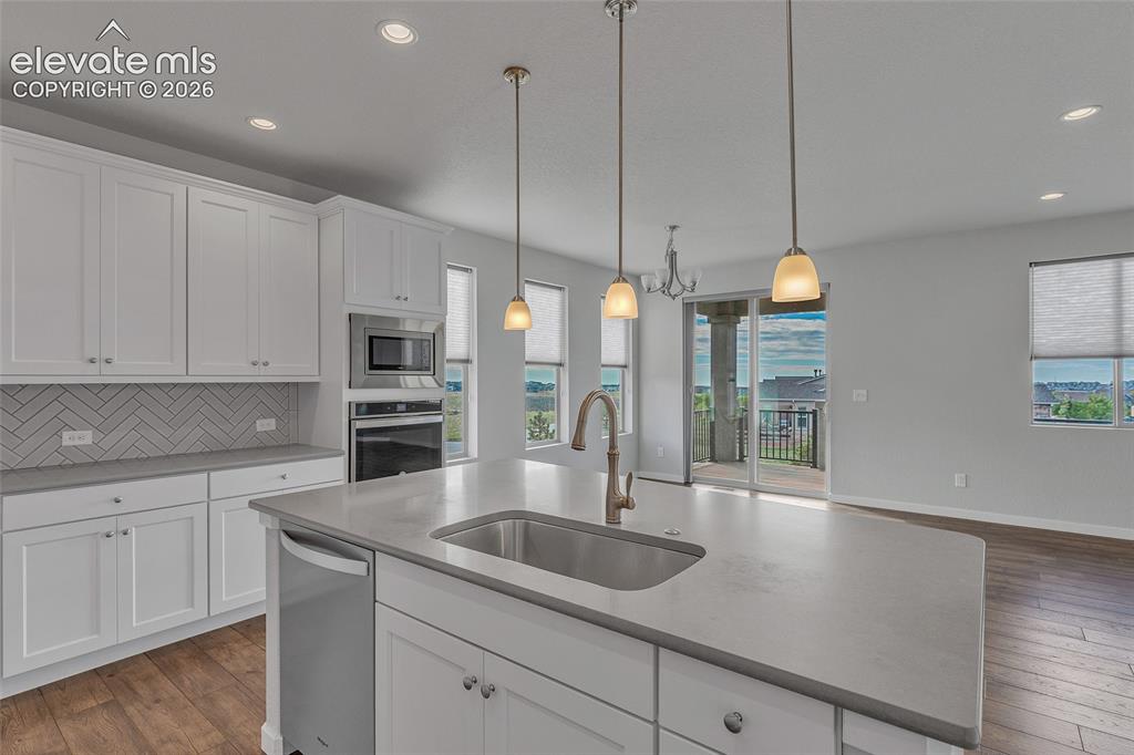 Image 7 of 40: Kitchen