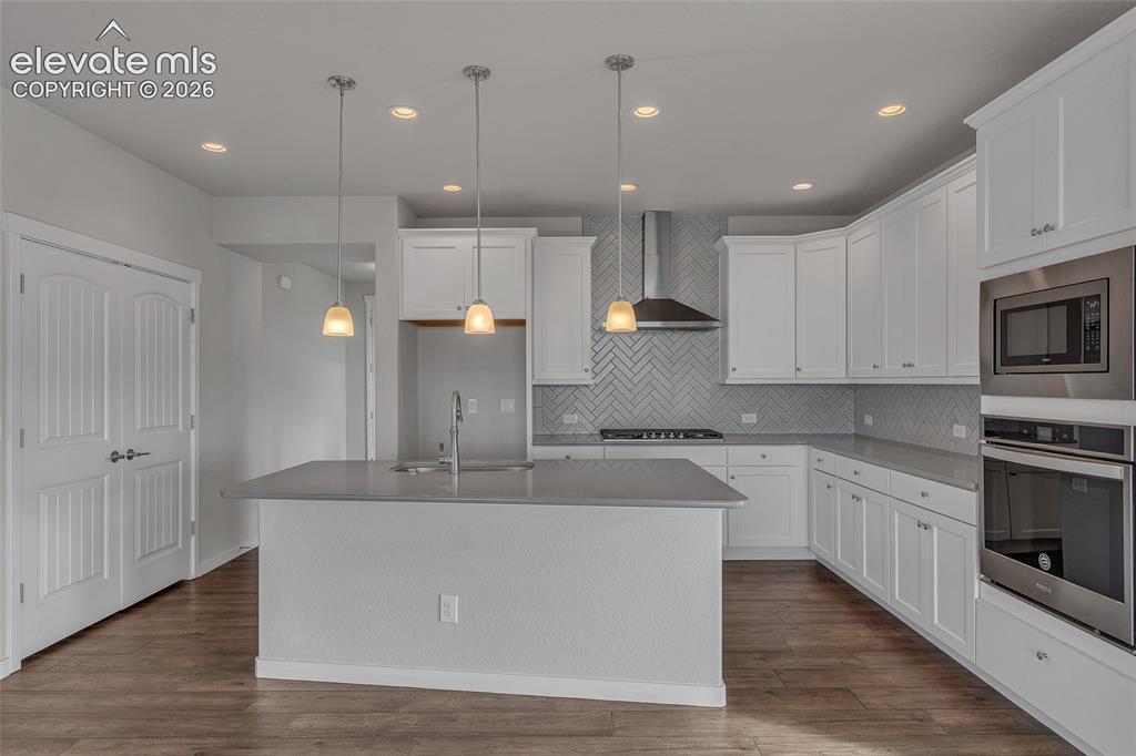 Image 8 of 40: Kitchen